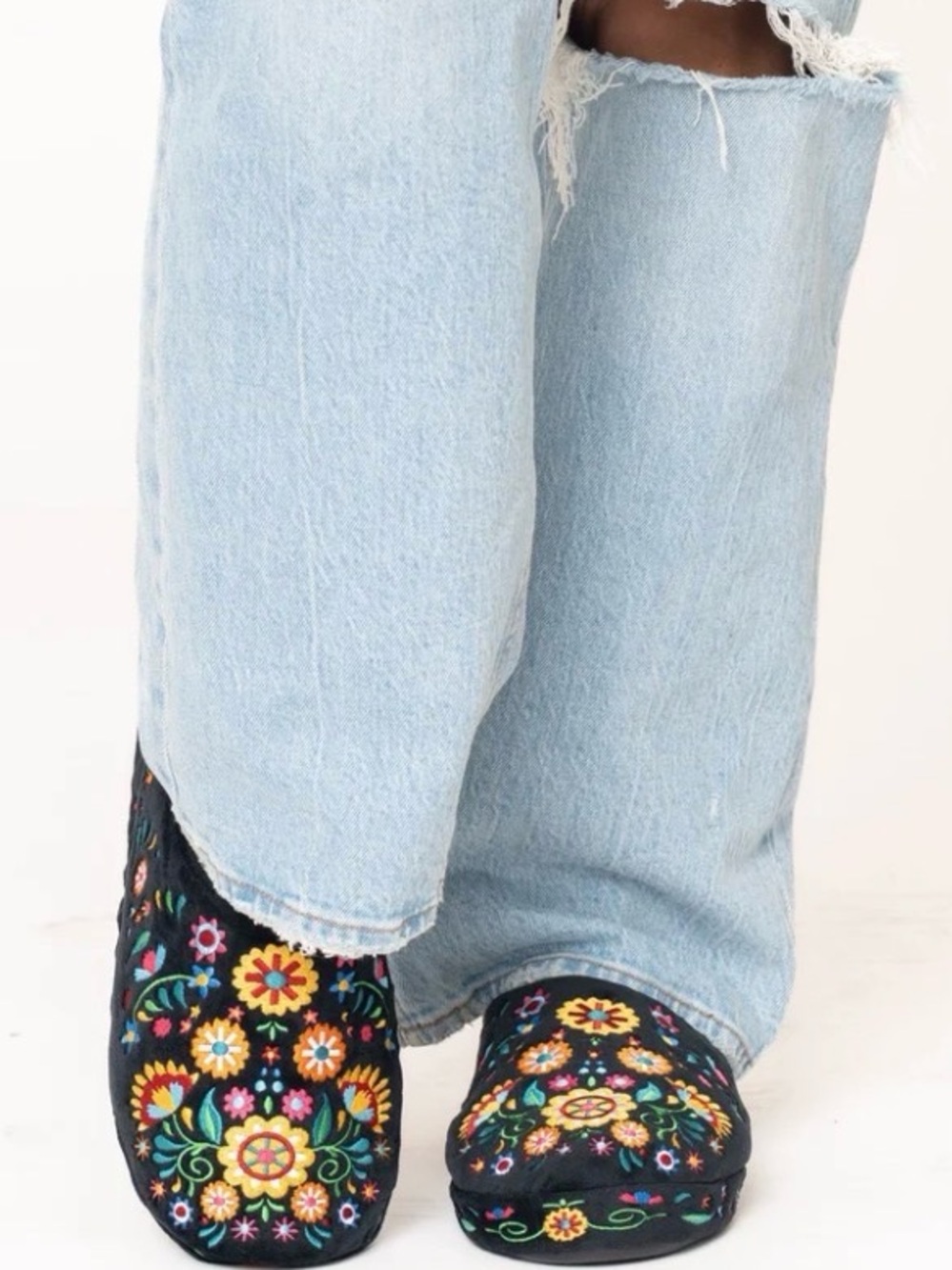 Black Embroidered Floral Slip-On Slippers for Women - Picture 9 of 12